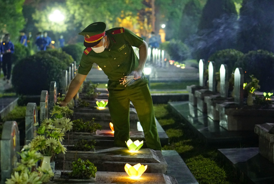 Đoàn viên thanh niên thắp hương tưởng nhớ các anh hùng liệt sỹ. (Ảnh: Xuân Tư/TTXVN)