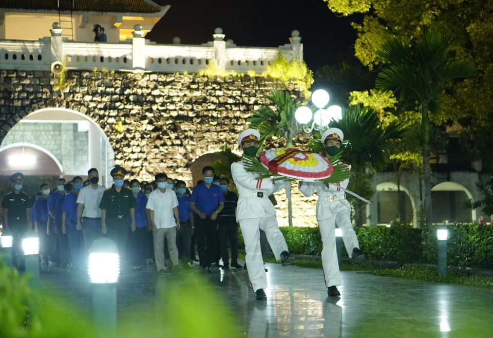 Đoàn viên thanh niên dâng hoa tưởng niệm các anh hùng liệt sỹ. (Ảnh: Xuân Tư/TTXVN)