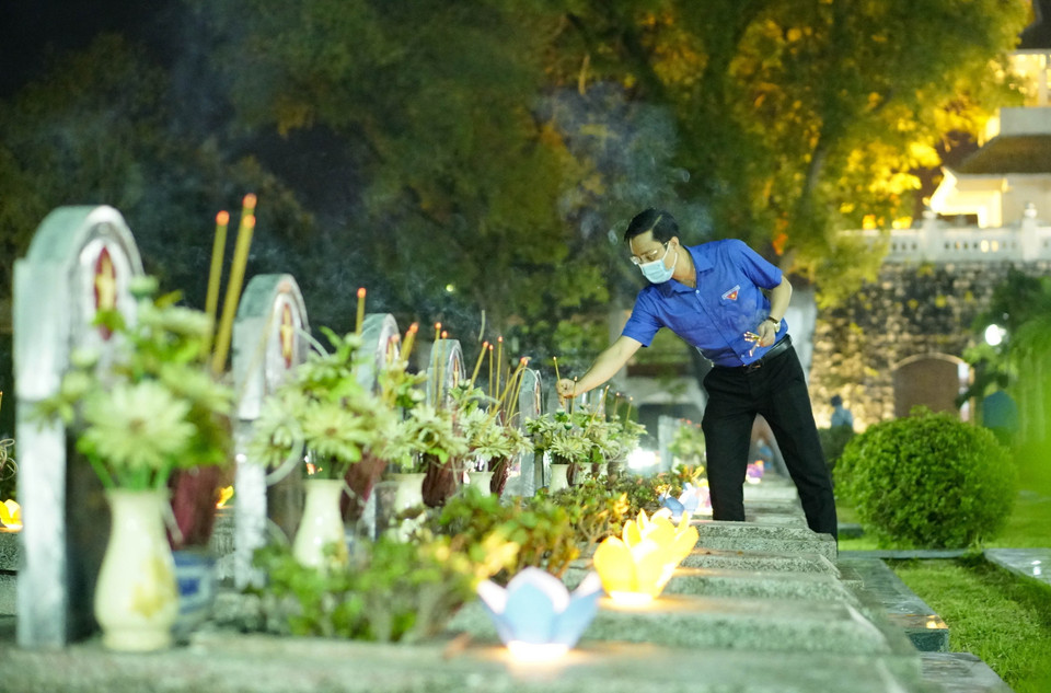 Lễ thắp nến tri ân có sự tham gia của hơn 100 đoàn viên thanh viên tỉnh Điện Biên. (Ảnh: Xuân Tư/TTXVN)