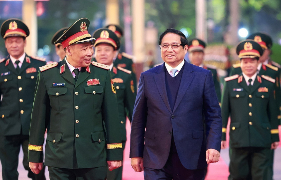 Thủ tướng Phạm Minh Chính thăm, chúc mừng cán bộ, giảng viên, học viên Học viện Quốc phòng. (Ảnh: Dương Giang/TTXVN)