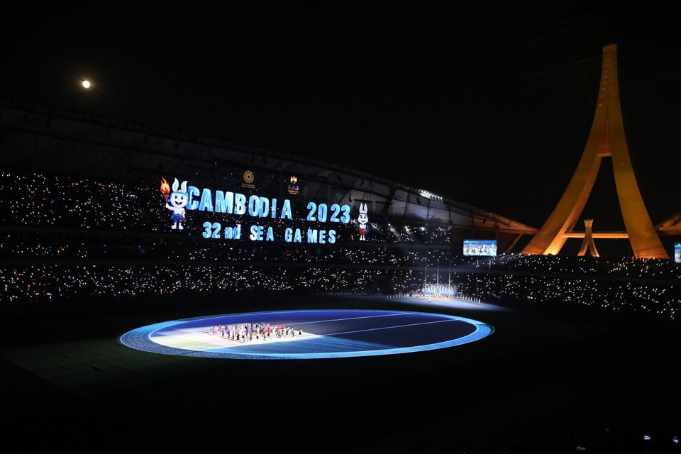 Màn biểu diễn nghệ thuật tại Lễ Khai mạc SEA Games 32 trên sân vận động Morodok Techo ở thủ đô Phnom Penh, Campuchia. (Ảnh: Minh Quyết/TTXVN)