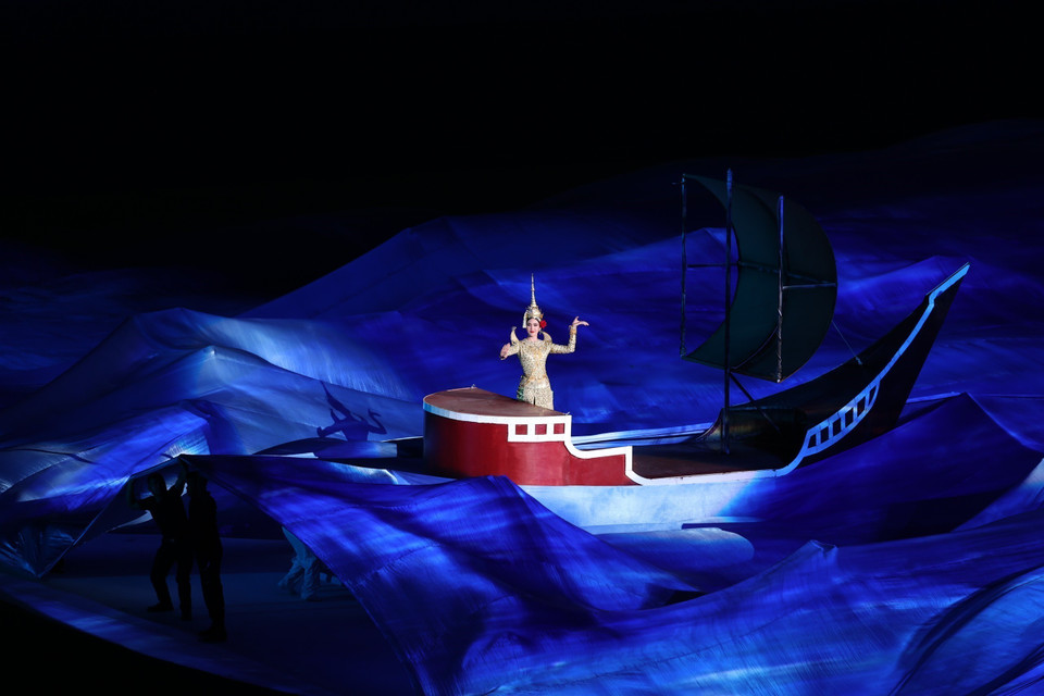 Lễ Khai mạc gồm ba chương nghệ thuật chính với nhiều tiết mục mang đậm bản sắc của nền văn hoá Angkor. (Ảnh: Minh Quyết/TTXVN)