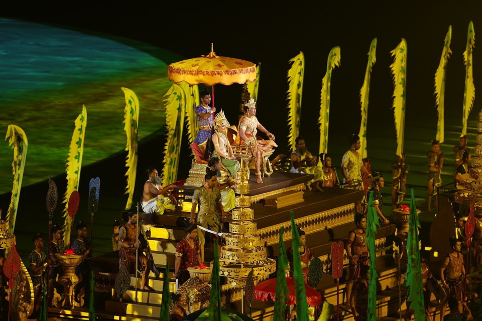 Tiết mục "Sự huy hoàng của Angkor" tại Lễ Khai mạc SEA Games 32 trên sân Morodok Techo. (Ảnh: Minh Quyết/TTXVN)