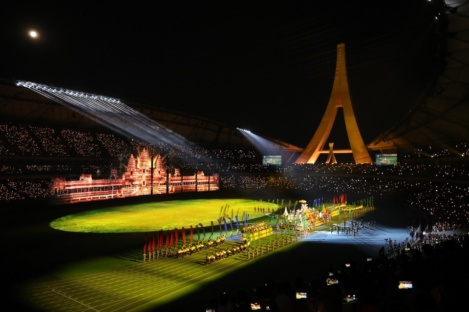 Hình ảnh 3D Angkor Wat trên Sân vận động Morodok Techo trong Lễ Khai mạc SEA Games 32. (Ảnh: Minh Quyết/TTXVN)