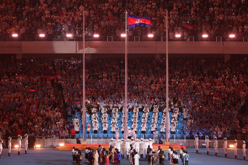 Nghi thức Thượng cờ Campuchia tại Lễ Khai mạc SEA Games 32. (Ảnh: Minh Quyết/TTXVN)