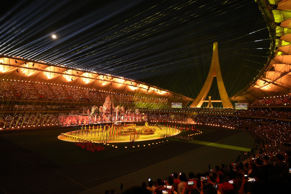 Lễ Khai mạc gồm ba chương nghệ thuật chính với nhiều tiết mục mang đậm bản sắc của nền văn hóa Angkor, tín ngưỡng Khmer kết hợp công nghệ ánh sáng hiện đại. (Ảnh: Minh Quyết/TTXVN)