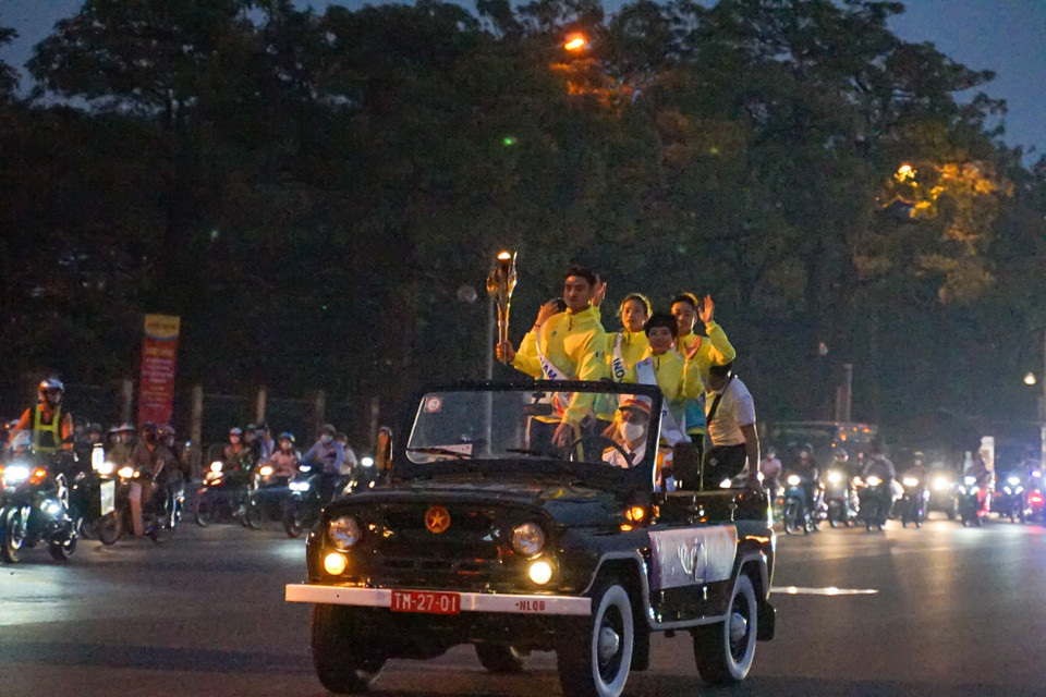 11 vận động viên tiêu biểu tham dự rước lửa. (Ảnh: Quốc Khánh/TTXVN)