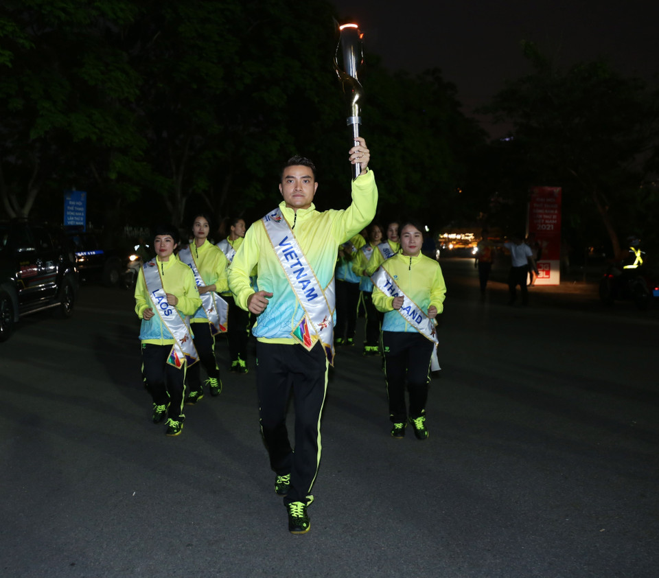 Đoàn rước lửa tại sân vận động quốc gia Mỹ Đình. (Ảnh: Quốc Khánh/TTXVN)