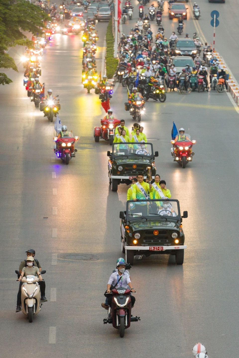 Đoàn rước đuốc qua phố Nguyễn Chí Thanh hướng về sân vận động Mỹ Đình. (Ảnh: Hoàng Hiếu/TTXVN)