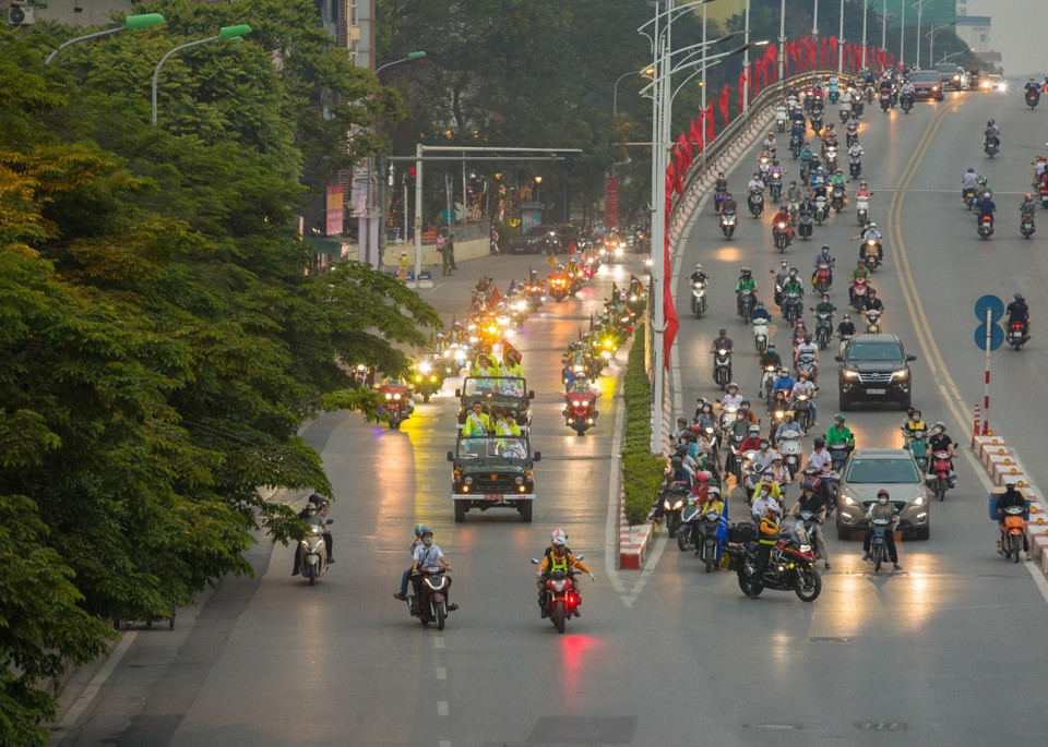 11 vận động viên tiêu biểu tham dự rước lửa. (Ảnh: Hoàng Hiếu/TTXVN)