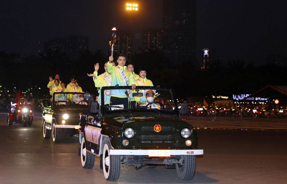 Đoàn rước lửa tại quảng trường sân vận động quốc gia Mỹ Đình. (Ảnh: Quốc Khánh/TTXVN)