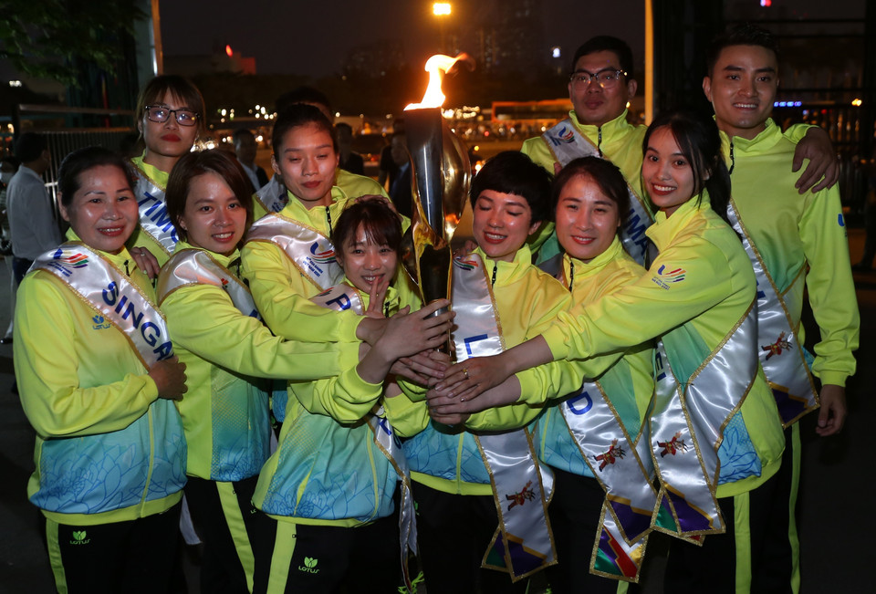 11 vận động viên tiêu biểu tham dự rước lửa. (Ảnh: Quốc Khánh/TTXVN)