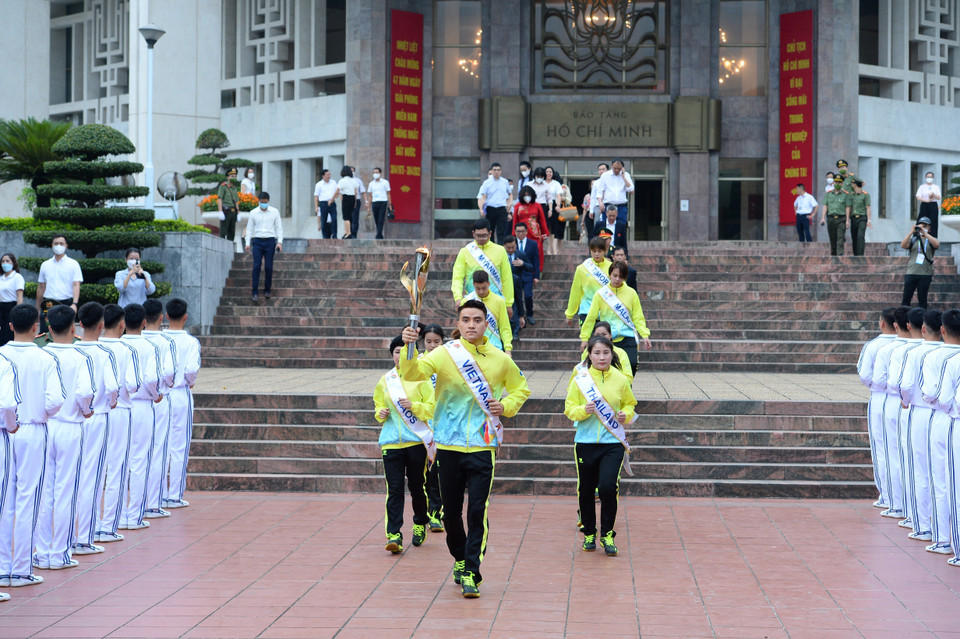 11 vận động viên tiêu biểu, tượng trưng cho 11 quốc gia Đông Nam Á dự SEA Games 31 tham dự Lễ rước đuốc. (Ảnh: Minh Đức/TTXVN)