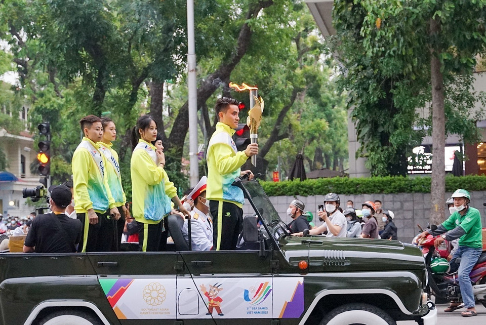 Đoàn rước đuốc đi qua đường Hùng Vương. (Ảnh: Khánh Hòa/TTXVN)