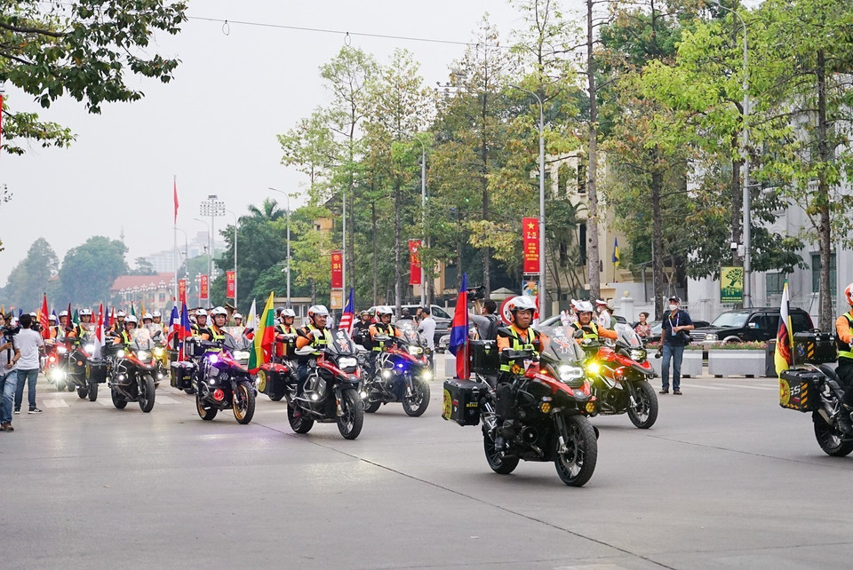 Đoàn rước đuốc đi qua đường Hùng Vương. (Ảnh: Khánh Hòa/TTXVN)