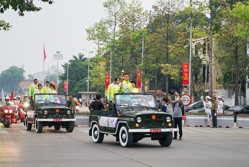 Đoàn rước đuốc đi qua đường Hùng Vương. (Ảnh: Khánh Hòa/TTXVN)