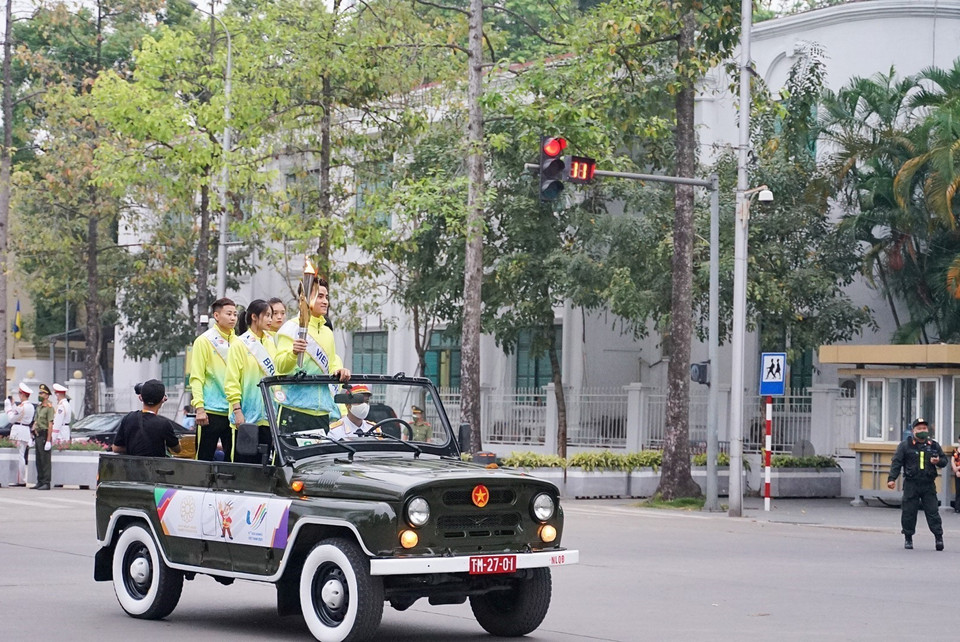 Ngọn lửa thiêng cùng đoàn di chuyển về Sân vận động Quốc gia Mỹ Đình và tới phòng thờ Bác Hồ, nơi lưu giữ lửa. (Ảnh: Khánh Hòa/TTXVN)