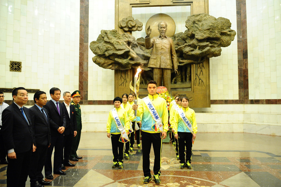 11 vận động viên tiêu biểu tham dự rước đuốc. (Ảnh: Minh Đức/TTXVN)