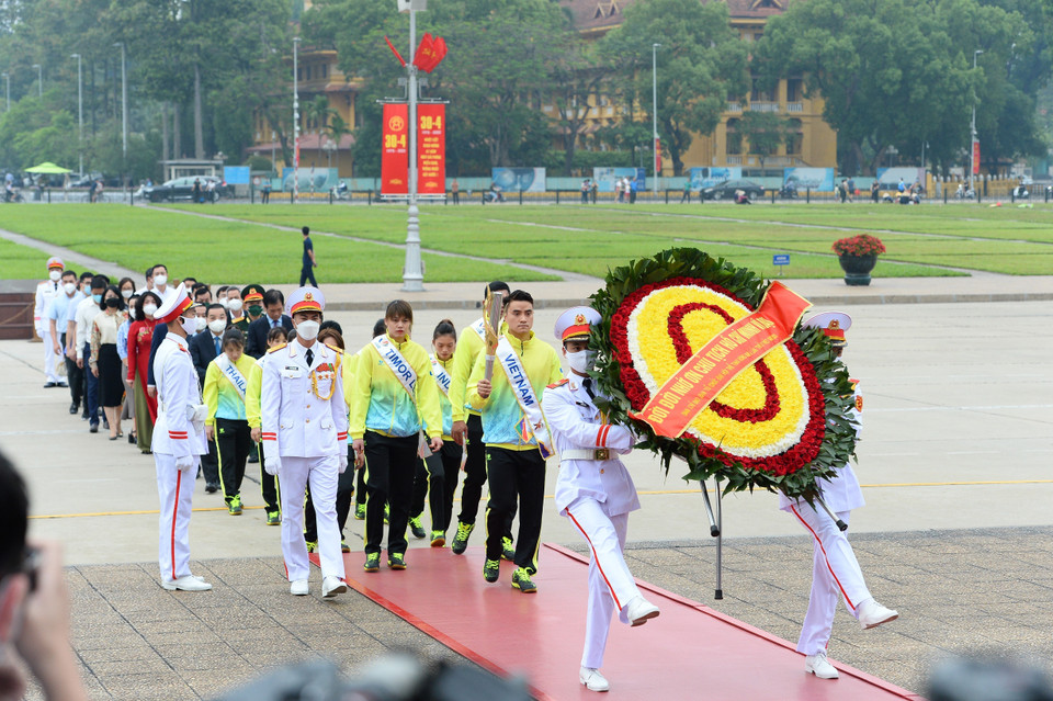 Ngọn lửa sẽ được châm vào đèn lưu và được lưu giữ đến ngày diễn ra nghi thức châm đuốc SEA Games 31 trong Lễ khai mạc của Đại hội. (Ảnh: Minh Đức/TTXVN)