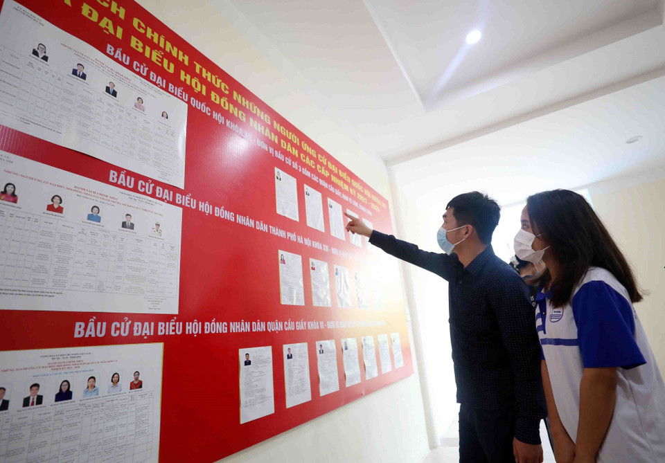  Sinh viên Đại học Quốc gia Hà Nội xem danh sách ứng viên tại điểm bỏ phiếu ký túc xá Ngoại ngữ (Đại học Quốc gia Hà Nội). (Ảnh: Thanh Tùng/TTXVN)