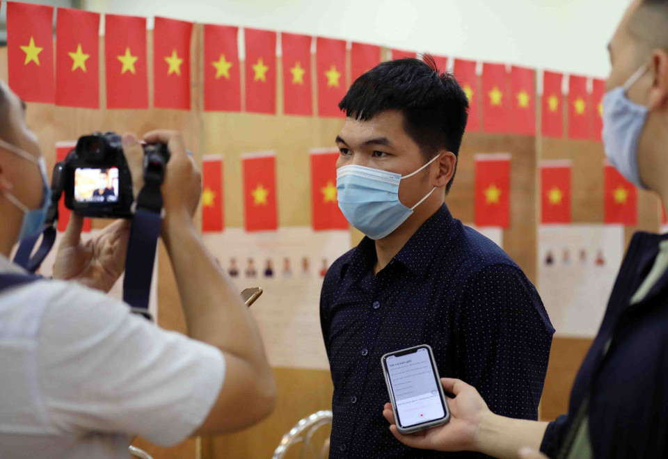 Sinh viên Trần Đình Trường (Đại học Quốc gia Hà Nội), quê Nam Định, chia sẻ cảm xúc với phóng viên TTXVN khi được ở lại Thủ đô bỏ phiếu. (Ảnh: Thanh Tùng/TTXVN)