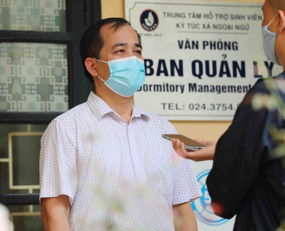 Ông Nguyễn Văn Thắng, Trưởng ban quản lý KTX Ngoại ngữ (Đại học Quốc gia Hà Nội), cho biết “ĐHQGHN có 2 điểm bỏ phiếu là khu Ký túc xá Mễ Trì và Ký túc xá Ngoại ngữ với hơn 900 cử tri là học sinh, sinh viên nội trú. (Ảnh: Thanh Tùng/TTXVN)