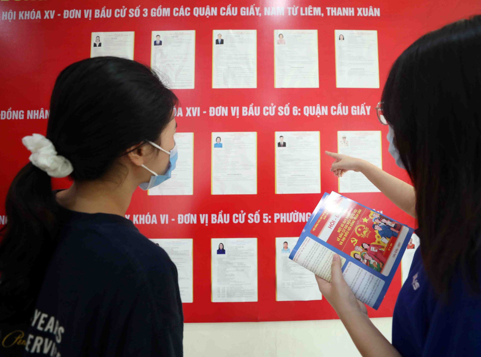  Sinh viên Đại học Quốc gia Hà Nội xem danh sách ứng viên tại điểm bỏ phiếu ký túc xá Ngoại ngữ (Đại học Quốc gia Hà Nội). (Ảnh: Thanh Tùng/TTXVN)