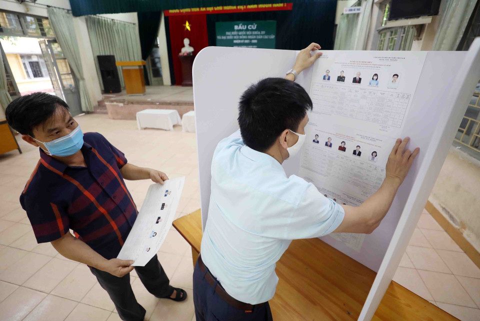  Công tác chuẩn bị tại các điểm bỏ phiếu trong khu ký túc xá của Trường Đại học Bách khoa Hà Nội dành cho sinh viên nội trú đã cơ bản hoàn tất, sẵn sàng cho Ngày hội lớn. (Ảnh: Thanh Tùng/TTXVN)