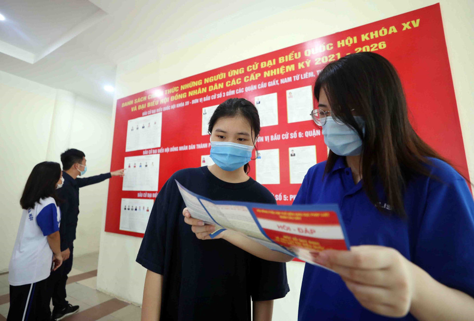  Sinh viên Đại học Quốc gia Hà Nội xem danh sách ứng viên tại điểm bỏ phiếu ký túc xá Ngoại ngữ (Đại học Quốc gia Hà Nội). (Ảnh: Thanh Tùng/TTXVN)