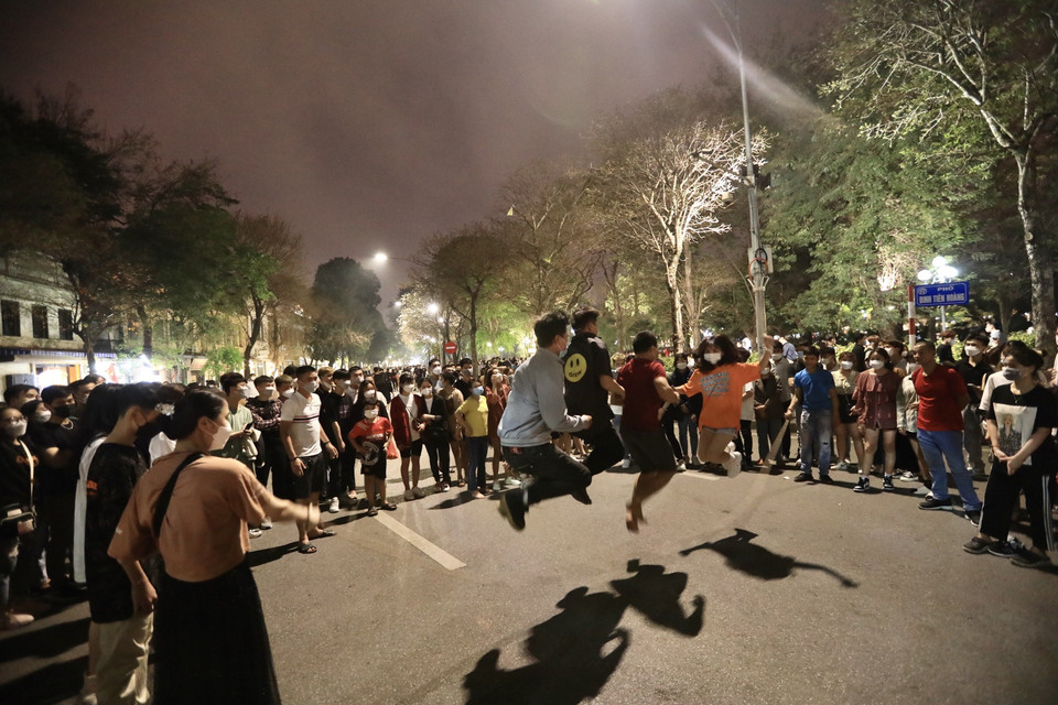 Nhiều người dân thích thú với trò chơi nhảy dây. (Ảnh: Hoàng Hiếu/TTXVN)