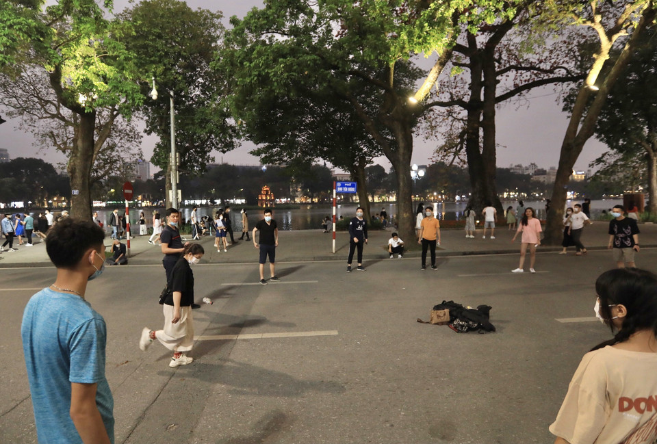 Trò chơi đá cầu thu hút đông bạn trẻ tham gia. (Ảnh: Hoàng Hiếu/TTXVN)