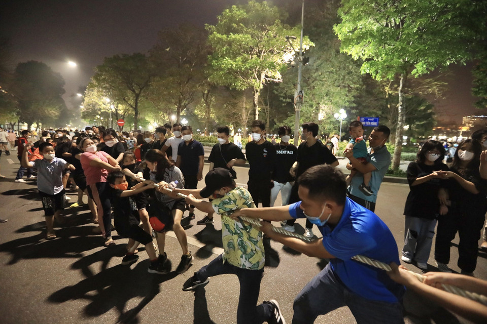 Người chơi trò “kéo co” phải phối hợp đồng bộ giữa sức mạnh, trí tuệ, ý chí để đạt được thành tích cao nhất. (Ảnh: Hoàng Hiếu/TTXVN)