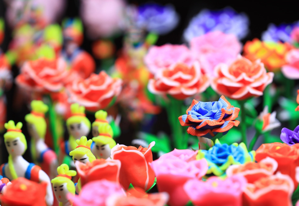 Tò he là sản phẩm được nặn từ bột nếp, được nhuộm nhiều màu sắc bắt mắt, là một nét văn hóa dân gian ở các vùng quê Việt Nam, đặc biệt là Bắc Bộ. (Ảnh: Hoàng Hiếu/TTXVN)