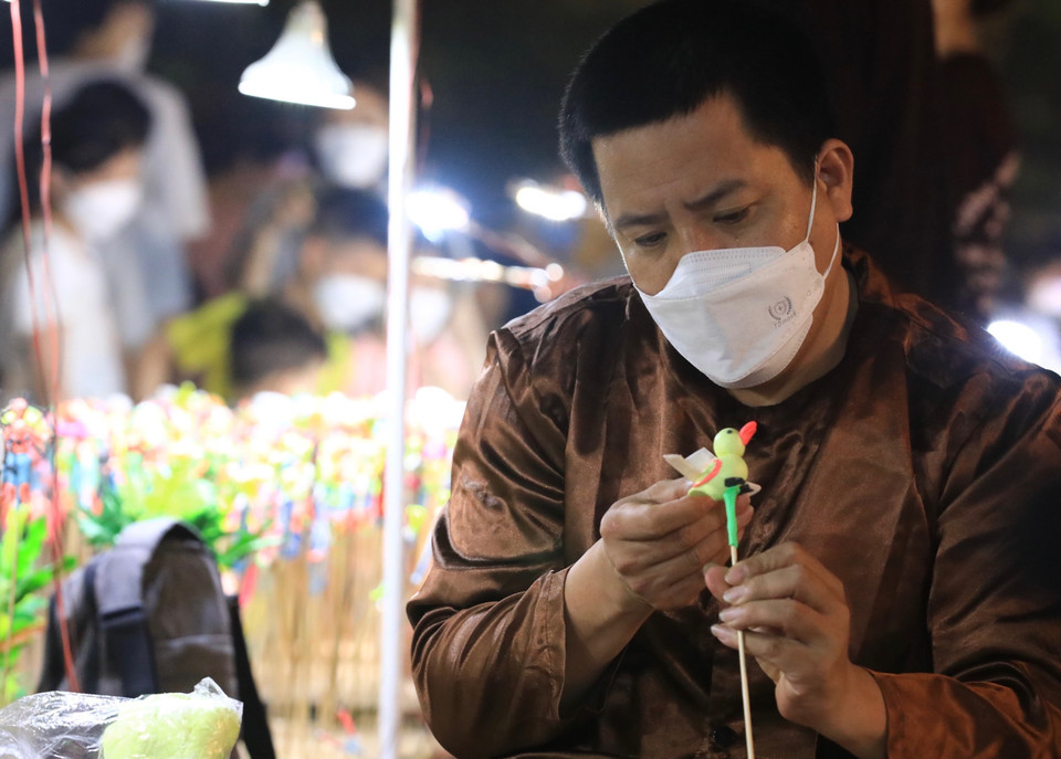 Nghệ nhân làng Xuân La, xã Phượng Dực (Phú Xuyên, Hà Nội) có thể nặn tò he với nhiều tạo hình con vật, cây, nhân vật thu hút nhiều khách hàng. (Ảnh: Hoàng Hiếu/TTXVN)