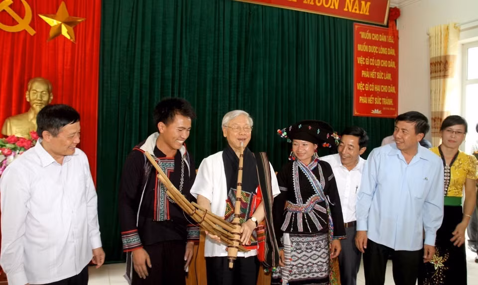 Tổng Bí thư Nguyễn Phú Trọng thổi khèn Mông tại xã Bản Bo, huyện Tam Đường vào tháng 7/2016. (Ảnh: TTXVN phát)