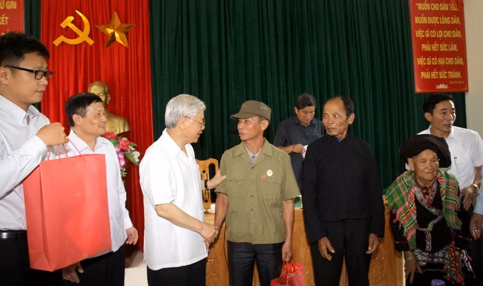 Tổng Bí thư Nguyễn Phú Trọng trò chuyện, động viên thương binh Nguyễn Văn Dũng xã Bản Bo, huyện Tam Đường vào tháng 7/2016. (Ảnh: TTXVN phát)