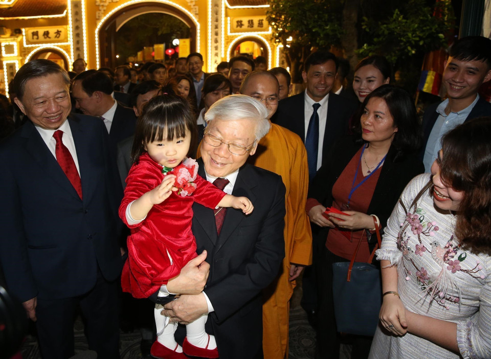 Tổng Bí thư, Chủ tịch nước Nguyễn Phú Trọng thăm hỏi Nhân dân vui Xuân đón Giao thừa Tết Kỷ Hợi quanh khu vực Hồ Tây (Hà Nội, 4/2/2019). (Ảnh: Lâm Khánh/TTXVN)