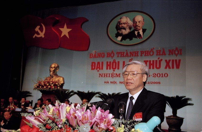 Bí thư Thành ủy Hà Nội Nguyễn Phú Trọng đọc Báo cáo chính trị tại phiên khai mạc Đại hội đại biểu Đảng bộ thành phố Hà Nội lần thứ XIV, nhiệm kỳ 2005-2010. (Ảnh: Tùng Lâm/TTXVN)