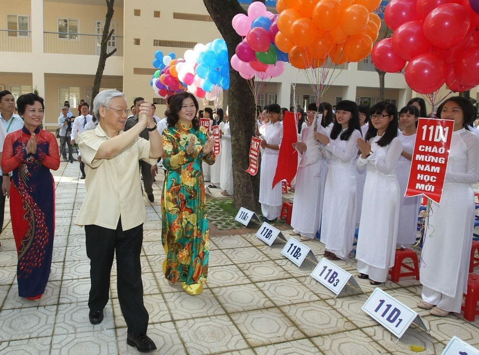 Tổng Bí thư Nguyễn Phú Trọng đến dự Lễ khai giảng năm học 2014-2015 của Trường THPT Nguyễn Gia Thiều (Hà Nội). (Ảnh: Trí Dũng/TTXVN)