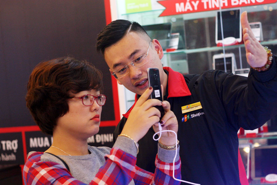 Hướng dẫn khách hàng chụp ảnh bằng camera chất lượng cao. (Ảnh: Trung Hiền-Hồng Thơ/Vietnam+)