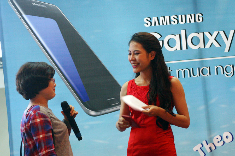 Trong tối 17/3, tại nhiều điểm bán của FPT Shop, khách hàng tham dự sự kiện có những cơ hội trả lời trúng thưởng. . (Ảnh: Trung Hiền-Hồng Thơ/Vietnam+)