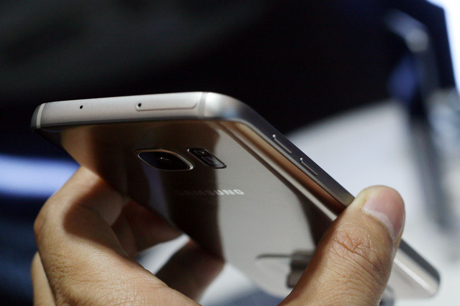 Tại FPT Shop, mức giá của Galaxy S7 và Galaxy S7 Edge lần lượt là 15,99 triệu đồng và 18,49 triệu đồng. (Ảnh: Trung Hiền-Hồng Thơ/Vietnam+)