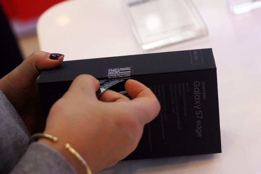 Sản phẩm đầu tiên được mở hộp. (Ảnh: Trung Hiền-Hồng Thơ/Vietnam+)