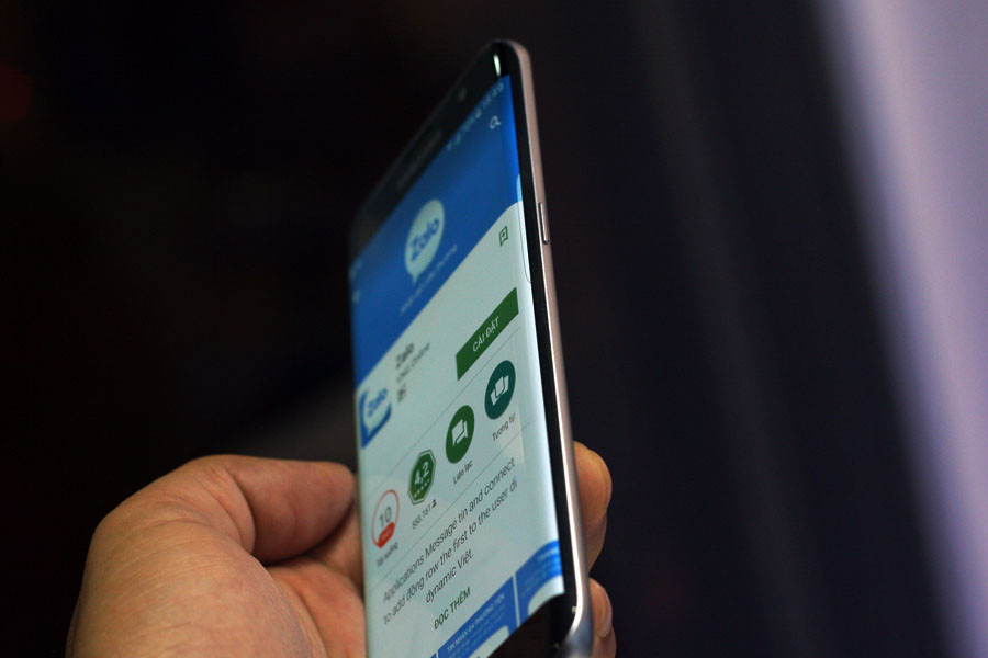 Màn hình quad-HD 5,5 inch trên S7 Edge và màn hình hiển thị 5,1 inch trên S7 cho chất lượng hình ảnh đẹp. (Ảnh: Trung Hiền-Hồng Thơ/Vietnam+)