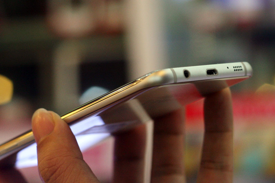 Galaxy S7 có dung lượng pin 3000mAh và 3600mAh cho Galaxy S7 Edge. (Ảnh: Trung Hiền-Hồng Thơ/Vietnam+)