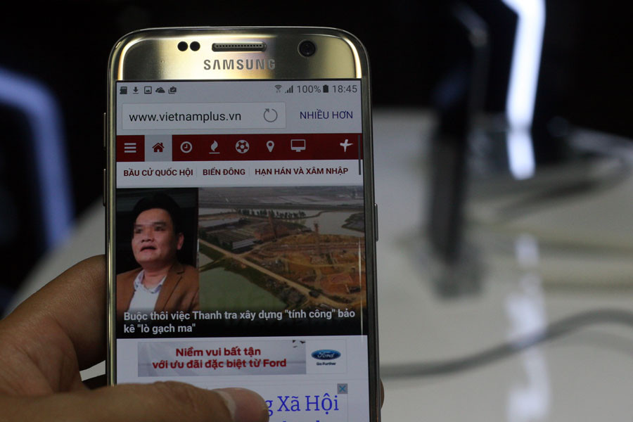 Tốc độ của Galaxy S7 nhanh, xử lý đa nhiệm mượt mà. (Ảnh: Trung Hiền-Hồng Thơ/Vietnam+)
