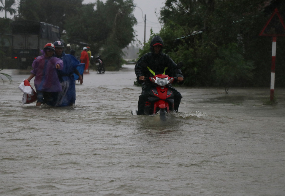 Nhiều tuyến đường liên xã, liên thông trên địa bàn xã Hòa Mỹ Đông, huyện Tây Hòa bị nước ngập sâu gây chia cắt cục bộ. (Ảnh: Phạm Cường-Xuân Triệu/TTXVN)