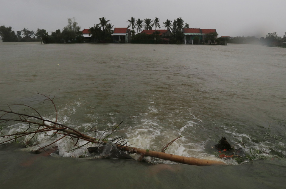 Nước lũ dâng cao gây ngập úng ảnh hưởng đến nhà ở của 300 hộ dân huyện Tây Hòa. (Ảnh: Phạm Cường-Xuân Triệu/TTXVN)