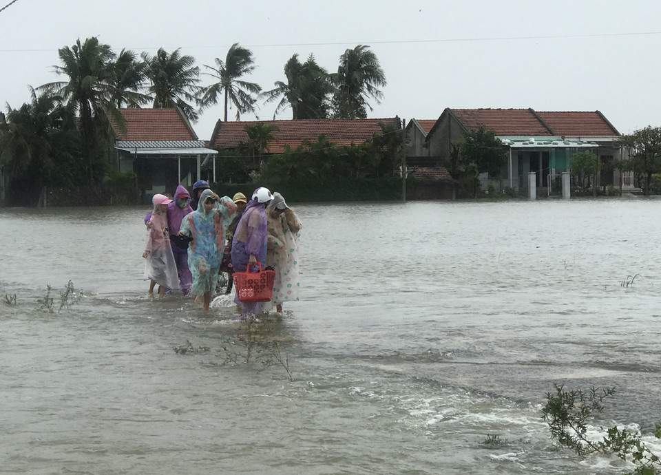 Người dân xã Hòa Mỹ Tây, huyện Tây Hòa phải di dời khẩn cấp do nước lũ dâng cao gây ngập đường giao thông, nhà ở. (Ảnh: Phạm Cường-Xuân Triệu/TTXVN)
