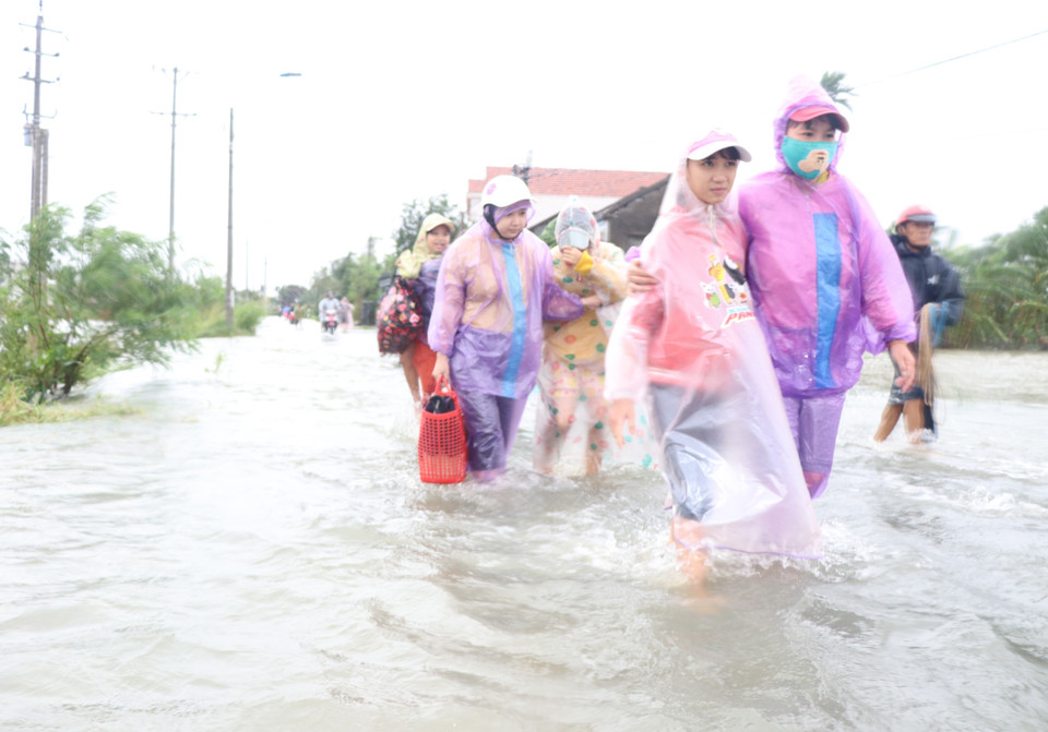 Hàng chục hộ dân huyện Tây Hòa di dời khẩn đến nơi an toàn do nước lũ dâng cao. (Ảnh: Phạm Cường-Xuân Triệu/TTXVN)